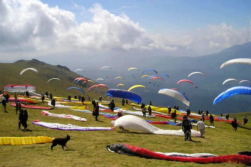 10 Gorgeous Places For Paragliding in India -NgTraveller