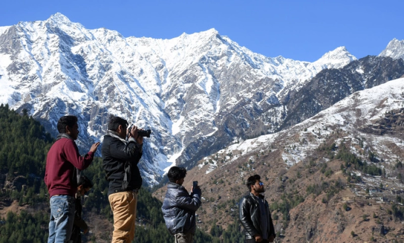 Himachal Pradesh issues Covid-19 curbs as tourists rush to hills